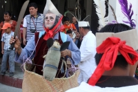 Sábado 11 de abril del 2015. Chiapa de Corzo. La danza del Ñumbañilí. Los jóvenes participantes de la Danza del Caballito se preparan este medio día para participar en el ritual prehispánico en honor a San Vicente Ferrer, a quien algunos de los frailes do
