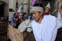 Sábado 11 de abril del 2015. Chiapa de Corzo. La danza del Ñumbañilí. Los jóvenes participantes de la Danza del Caballito se preparan este medio día para participar en el ritual prehispánico en honor a San Vicente Ferrer, a quien algunos de los frailes do