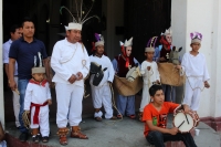 Sábado 11 de abril del 2015. Chiapa de Corzo. La danza del ÑumbañilÃ. Los jóvenes participantes de la Danza del Caballito se preparan este medio dÃa para participar en el ritual prehispánico en honor a San Vicente Ferrer, a quien algunos de los frailes do Sábado 11 de abril del 2015. Chiapa de Corzo. La danza del ÑumbañilÃ. Los jóvenes participantes de la Danza del Caballito se preparan este medio dÃa para participar en el ritual prehispánico en honor a San Vicente Ferrer, a quien algunos de los frailes do