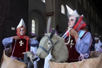 Sábado 11 de abril del 2015. Chiapa de Corzo. La danza del Ñumbañilí. Los jóvenes participantes de la Danza del Caballito se preparan este medio día para participar en el ritual prehispánico en honor a San Vicente Ferrer, a quien algunos de los frailes do