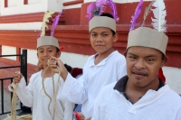 Sábado 11 de abril del 2015. Chiapa de Corzo. La danza del Ñumbañilí. Los jóvenes participantes de la Danza del Caballito se preparan este medio día para participar en el ritual prehispánico en honor a San Vicente Ferrer, a quien algunos de los frailes do