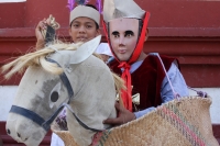 Sábado 11 de abril del 2015. Chiapa de Corzo. La danza del Ñumbañilí. Los jóvenes participantes de la Danza del Caballito se preparan este medio día para participar en el ritual prehispánico en honor a San Vicente Ferrer, a quien algunos de los frailes do