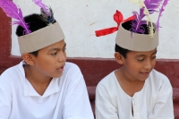 Sábado 11 de abril del 2015. Chiapa de Corzo. La danza del Ñumbañilí. Los jóvenes participantes de la Danza del Caballito se preparan este medio día para participar en el ritual prehispánico en honor a San Vicente Ferrer, a quien algunos de los frailes do