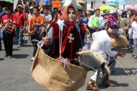 Sábado 11 de abril del 2015. Chiapa de Corzo. La danza del Ñumbañilí. Los jóvenes participantes de la Danza del Caballito se preparan este medio día para participar en el ritual prehispánico en honor a San Vicente Ferrer, a quien algunos de los frailes do