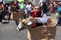 Sábado 11 de abril del 2015. Chiapa de Corzo. La danza del Ñumbañilí. Los jóvenes participantes de la Danza del Caballito se preparan este medio día para participar en el ritual prehispánico en honor a San Vicente Ferrer, a quien algunos de los frailes do