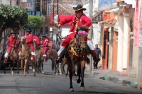 Viernes 19 de enero del 2018. Venustiano Carranza. Los Carrerantes de La San Bartolomé de los Llanos. Cabalgando y ataviados de rojo y cascabeles, los indí­genas recorren las calles entre las iglesias de San Sebastián y San Pedro
