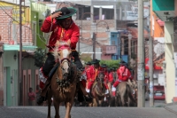 Viernes 19 de enero del 2018. Venustiano Carranza. Los Carrerantes de La San Bartolomé de los Llanos. Cabalgando y ataviados de rojo y cascabeles, los indí­genas recorren las calles entre las iglesias de San Sebastián y San Pedro