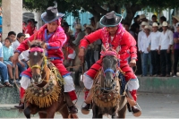 Viernes 19 de enero del 2018. Venustiano Carranza. Los Carrerantes de La San Bartolomé de los Llanos. Cabalgando y ataviados de rojo y cascabeles, los indí­genas recorren las calles entre las iglesias de San Sebastián y San Pedro