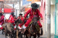 Viernes 19 de enero del 2018. Venustiano Carranza. Los Carrerantes de La San Bartolomé de los Llanos. Cabalgando y ataviados de rojo y cascabeles, los indí­genas recorren las calles entre las iglesias de San Sebastián y San Pedro
