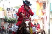 Viernes 19 de enero del 2018. Venustiano Carranza. Los Carrerantes de La San Bartolomé de los Llanos. Cabalgando y ataviados de rojo y cascabeles, los indí­genas recorren las calles entre las iglesias de San Sebastián y San Pedro