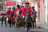 Viernes 19 de enero del 2018. Venustiano Carranza. Los Carrerantes de La San Bartolomé de los Llanos. Cabalgando y ataviados de rojo y cascabeles, los indÃÂgenas recorren las calles entre las iglesias de San Sebastián y San Pedro Viernes 19 de enero del 2018. Venustiano Carranza. Los Carrerantes de La San Bartolomé de los Llanos. Cabalgando y ataviados de rojo y cascabeles, los indÃÂgenas recorren las calles entre las iglesias de San Sebastián y San Pedro