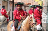 Viernes 19 de enero del 2018. Venustiano Carranza. Los Carrerantes de La San Bartolomé de los Llanos. Cabalgando y ataviados de rojo y cascabeles, los indí­genas recorren las calles entre las iglesias de San Sebastián y San Pedro