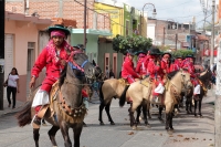 Viernes 19 de enero del 2018. Venustiano Carranza. Los Carrerantes de La San Bartolomé de los Llanos. Cabalgando y ataviados de rojo y cascabeles, los indí­genas recorren las calles entre las iglesias de San Sebastián y San Pedro