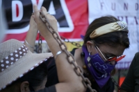 20211125. Tuxtla G. Madres victimas de feminicidio protestan enlazándose con cadenas 20211125. Tuxtla G. Madres victimas de feminicidio protestan enlazándose con cadenas