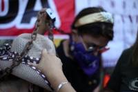 20211125. Tuxtla G. Madres victimas de feminicidio protestan enlazándose con cadenas