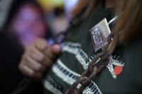 20211125. Tuxtla G. Madres victimas de feminicidio protestan enlazándose con cadenas