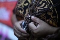 20211125. Tuxtla G. Madres victimas de feminicidio protestan enlazándose con cadenas