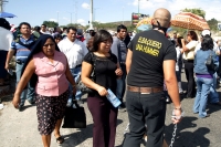 Martes 2 de febrero. Varios sujetos armados con cadenas dan indicaciones a los grupos de maestros durante la marcha de este día.