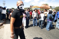 Martes 2 de febrero. Varios sujetos armados con cadenas dan indicaciones a los grupos de maestros durante la marcha de este día.