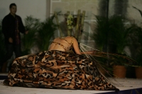 Después de tener una aparatosa caída una de las hermosas participantes del concurso Nuestra Belleza 2010 continúa con el recorrido de la pasarela de Traje Estilizado que se llevó a cabo en la ciudad de Chiapa de Corzo.