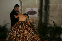 Después de tener una aparatosa caída una de las hermosas participantes del concurso Nuestra Belleza 2010 continúa con el recorrido de la pasarela de Traje Estilizado que se llevó a cabo en la ciudad de Chiapa de Corzo.