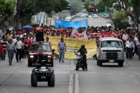 Miércoles 16 de noviembre del 2016. Tuxtla Gutiérrez. Maestros protestan esta mañana exigiendo el pago de las aportaciones realizadas en los descuentos durante los meses del movimiento magisterial en la Caja de Ahorro. Miércoles 16 de noviembre del 2016. Tuxtla Gutiérrez. Maestros protestan esta mañana exigiendo el pago de las aportaciones realizadas en los descuentos durante los meses del movimiento magisterial en la Caja de Ahorro.
