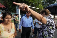 Jueves 26 de mayo. Padres de familia de la escuela primaria Lázaro Cárdenas y de habitantes de colonias de la zona norte de Tuxtla Gutiérrez, protestan cerrando la arteria vial de la Calzada al Cañón del Sumidero para protestar por las obras del drenaje p