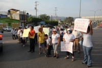 Jueves 26 de mayo. Padres de familia de la escuela primaria Lázaro Cárdenas y de habitantes de colonias de la zona norte de Tuxtla Gutiérrez, protestan cerrando la arteria vial de la Calzada al Cañón del Sumidero para protestar por las obras del drenaje p