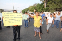 Jueves 26 de mayo. Padres de familia de la escuela primaria Lazaro Cardenas y de habitantes de colonias de la zona norte de Tuxtla Gutiérrez, protestan cerrando la arteria vial de la Calzada al Cañón del Sumidero para protestar por las obras del drenaje p