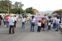 Jueves 26 de mayo. Padres de familia de la escuela primaria Lazaro Cardenas y de habitantes de colonias de la zona norte de Tuxtla Gutiérrez, protestan cerrando la arteria vial de la Calzada al Cañón del Sumidero para protestar por las obras del drenaje p