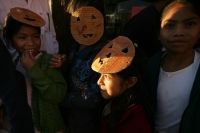 NIÑOS POBRES DE LA CIUDAD DE SAN CRISTOBAL DE LAS CASAS PIDEN DINERO O DULCES DURANTE LAS CELEBRACIONES DEL DIA DE MUERTOS