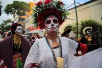 20231025. Tuxtla. Calaveras y Catrinas marchan hacia el centro de la ciudad.