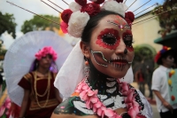 20231025. Tuxtla. Calaveras y Catrinas marchan hacia el centro de la ciudad.