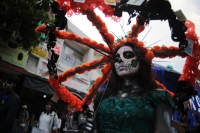 20231025. Tuxtla. Calaveras y Catrinas marchan hacia el centro de la ciudad.