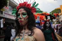 20231025. Tuxtla. Calaveras y Catrinas marchan hacia el centro de la ciudad.