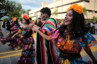 20231025. Tuxtla. Calaveras y Catrinas marchan hacia el centro de la ciudad.