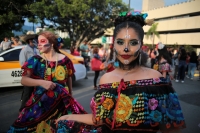20231025. Tuxtla. Calaveras y Catrinas marchan hacia el centro de la ciudad.