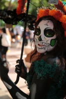 20231025. Tuxtla. Calaveras y Catrinas marchan hacia el centro de la ciudad.