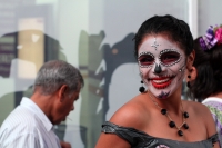 Miércoles 31 de octubre del 2018. Tuxtla Gutiérrez. Los colores y atmosfera festiva del dí­a de muertos se refleja en las actividades cotidianas de la provincia del sureste; las catrinas, monstros y brujas recorren la Avenida Central durante las festivi