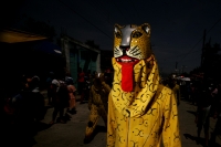 Especial / La Danza del Calalá de Suchiapa/ 38 fotos / Los danzantes de las cofradías y mayordomías de la etnia Zoque de la comunidad Suchiapa en el estado de Chiapas, danzan por las calles de esta comunidad la Danza del Calalá donde representan la lucha 