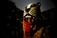 Especial / La Danza del Calalá de Suchiapa/ 38 fotos / Los danzantes de las cofradías y mayordomías de la etnia Zoque de la comunidad Suchiapa en el estado de Chiapas, danzan por las calles de esta comunidad la Danza del Calalá donde representan la lucha 