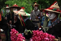 Martes 13 de junio del 2017. Suchiapa. El recorrido de la topada del Santísimo da inicio a las danzas del Calalá en las comunidades de esta localidad de la depresión central de Chiapas.  Los danzantes se reúnen entre las comunidades de oriente de Suchiapa