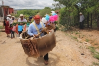 Lunes 20 de junio. (20 fotos) Los pobladores de la Colonia Emiliano Zapata de Chiapa de Corzo inician esta mañana (lunes) con las danzas del Calalá acompañando las enramas y somes los cuales son llevados entre el sonido de los cuetes y danzantes a una cas