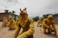 Lunes 20 de junio. (20 fotos) Los pobladores de la Colonia Emiliano Zapata de Chiapa de Corzo inician esta mañana (lunes) con las danzas del Calalá acompañando las enramas y somes los cuales son llevados entre el sonido de los cuetes y danzantes a una cas Lunes 20 de junio. (20 fotos) Los pobladores de la Colonia Emiliano Zapata de Chiapa de Corzo inician esta mañana (lunes) con las danzas del Calalá acompañando las enramas y somes los cuales son llevados entre el sonido de los cuetes y danzantes a una cas