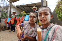Lunes 20 de junio. (20 fotos) Los pobladores de la Colonia Emiliano Zapata de Chiapa de Corzo inician esta mañana (lunes) con las danzas del Calalá acompañando las enramas y somes los cuales son llevados entre el sonido de los cuetes y danzantes a una cas