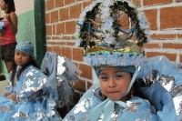 Lunes 20 de junio (40 fotos) Los participantes de la danza del Calalá visten tocados color azul y adornan sus cabezas con paliacates para identificarse con la usanza de los pueblos originales de la depresión central de Chiapas. Esta festividad tiene su pu