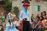 Lunes 20 de junio (40 fotos) Los participantes de la danza del Calalá visten tocados color azul y adornan sus cabezas con paliacates para identificarse con la usanza de los pueblos originales de la depresión central de Chiapas. Esta festividad tiene su pu