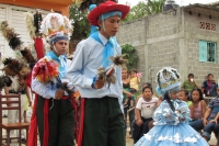 Lunes 20 de junio (40 fotos) Los participantes de la danza del Calalá visten tocados color azul y adornan sus cabezas con paliacates para identificarse con la usanza de los pueblos originales de la depresión central de Chiapas. Esta festividad tiene su pu