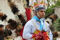 Lunes 20 de junio (40 fotos) Los participantes de la danza del Calalá visten tocados color azul y adornan sus cabezas con paliacates para identificarse con la usanza de los pueblos originales de la depresión central de Chiapas. Esta festividad tiene su pu