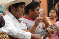 Lunes 20 de junio (40 fotos) Los participantes de la danza del Calalá visten tocados color azul y adornan sus cabezas con paliacates para identificarse con la usanza de los pueblos originales de la depresión central de Chiapas. Esta festividad tiene su pu
